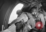 Immagine di Noi di fanteria paracadute fare pratica caduta nella seconda guerra mondiale Inghilterra, 1944, secondo 4 filmato di repertorio 65675077002