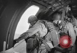 Immagine di Noi di fanteria paracadute fare pratica caduta nella seconda guerra mondiale Inghilterra, 1944, secondo 5 filmato di repertorio 65675077002
