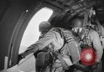 Immagine di Noi di fanteria paracadute fare pratica caduta nella seconda guerra mondiale Inghilterra, 1944, secondo 6 filmato di repertorio 65675077002