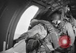 Immagine di Noi di fanteria paracadute fare pratica caduta nella seconda guerra mondiale Inghilterra, 1944, secondo 7 filmato di repertorio 65675077002