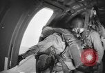 Immagine di Noi di fanteria paracadute fare pratica caduta nella seconda guerra mondiale Inghilterra, 1944, secondo 8 filmato di repertorio 65675077002