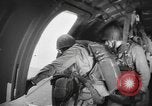 Immagine di Noi di fanteria paracadute fare pratica caduta nella seconda guerra mondiale Inghilterra, 1944, secondo 9 filmato di repertorio 65675077002