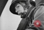Immagine di Noi di fanteria paracadute fare pratica caduta nella seconda guerra mondiale Inghilterra, 1944, secondo 10 filmato di repertorio 65675077002