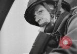 Immagine di Noi di fanteria paracadute fare pratica caduta nella seconda guerra mondiale Inghilterra, 1944, secondo 11 filmato di repertorio 65675077002