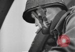 Immagine di Noi di fanteria paracadute fare pratica caduta nella seconda guerra mondiale Inghilterra, 1944, secondo 12 filmato di repertorio 65675077002