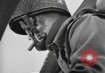 Immagine di Noi di fanteria paracadute fare pratica caduta nella seconda guerra mondiale Inghilterra, 1944, secondo 14 filmato di repertorio 65675077002