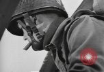 Immagine di Noi di fanteria paracadute fare pratica caduta nella seconda guerra mondiale Inghilterra, 1944, secondo 15 filmato di repertorio 65675077002