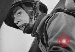 Immagine di Noi di fanteria paracadute fare pratica caduta nella seconda guerra mondiale Inghilterra, 1944, secondo 16 filmato di repertorio 65675077002