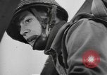 Immagine di Noi di fanteria paracadute fare pratica caduta nella seconda guerra mondiale Inghilterra, 1944, secondo 17 filmato di repertorio 65675077002