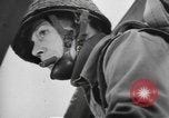 Immagine di Noi di fanteria paracadute fare pratica caduta nella seconda guerra mondiale Inghilterra, 1944, secondo 18 filmato di repertorio 65675077002