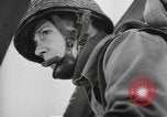Immagine di Noi di fanteria paracadute fare pratica caduta nella seconda guerra mondiale Inghilterra, 1944, secondo 19 filmato di repertorio 65675077002