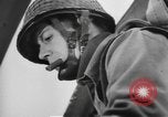 Immagine di Noi di fanteria paracadute fare pratica caduta nella seconda guerra mondiale Inghilterra, 1944, secondo 20 filmato di repertorio 65675077002