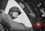 Immagine di Noi di fanteria paracadute fare pratica caduta nella seconda guerra mondiale Inghilterra, 1944, secondo 21 filmato di repertorio 65675077002