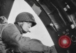 Immagine di Noi di fanteria paracadute fare pratica caduta nella seconda guerra mondiale Inghilterra, 1944, secondo 22 filmato di repertorio 65675077002