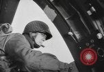 Immagine di Noi di fanteria paracadute fare pratica caduta nella seconda guerra mondiale Inghilterra, 1944, secondo 23 filmato di repertorio 65675077002