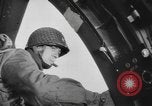 Immagine di Noi di fanteria paracadute fare pratica caduta nella seconda guerra mondiale Inghilterra, 1944, secondo 24 filmato di repertorio 65675077002