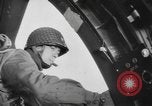 Immagine di Noi di fanteria paracadute fare pratica caduta nella seconda guerra mondiale Inghilterra, 1944, secondo 25 filmato di repertorio 65675077002