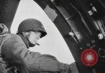 Immagine di Noi di fanteria paracadute fare pratica caduta nella seconda guerra mondiale Inghilterra, 1944, secondo 26 filmato di repertorio 65675077002