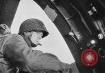 Immagine di Noi di fanteria paracadute fare pratica caduta nella seconda guerra mondiale Inghilterra, 1944, secondo 27 filmato di repertorio 65675077002