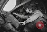 Immagine di Noi di fanteria paracadute fare pratica caduta nella seconda guerra mondiale Inghilterra, 1944, secondo 28 filmato di repertorio 65675077002
