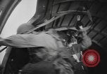 Immagine di Noi di fanteria paracadute fare pratica caduta nella seconda guerra mondiale Inghilterra, 1944, secondo 29 filmato di repertorio 65675077002