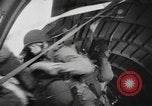 Immagine di Noi di fanteria paracadute fare pratica caduta nella seconda guerra mondiale Inghilterra, 1944, secondo 30 filmato di repertorio 65675077002