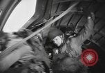 Immagine di Noi di fanteria paracadute fare pratica caduta nella seconda guerra mondiale Inghilterra, 1944, secondo 31 filmato di repertorio 65675077002