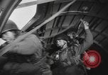Immagine di Noi di fanteria paracadute fare pratica caduta nella seconda guerra mondiale Inghilterra, 1944, secondo 32 filmato di repertorio 65675077002
