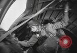 Immagine di Noi di fanteria paracadute fare pratica caduta nella seconda guerra mondiale Inghilterra, 1944, secondo 33 filmato di repertorio 65675077002
