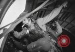 Immagine di Noi di fanteria paracadute fare pratica caduta nella seconda guerra mondiale Inghilterra, 1944, secondo 35 filmato di repertorio 65675077002