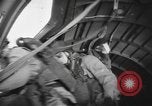 Immagine di Noi di fanteria paracadute fare pratica caduta nella seconda guerra mondiale Inghilterra, 1944, secondo 36 filmato di repertorio 65675077002