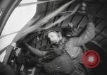 Immagine di Noi di fanteria paracadute fare pratica caduta nella seconda guerra mondiale Inghilterra, 1944, secondo 38 filmato di repertorio 65675077002