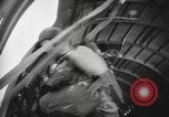 Immagine di Noi di fanteria paracadute fare pratica caduta nella seconda guerra mondiale Inghilterra, 1944, secondo 39 filmato di repertorio 65675077002