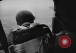 Immagine di Noi di fanteria paracadute fare pratica caduta nella seconda guerra mondiale Inghilterra, 1944, secondo 40 filmato di repertorio 65675077002