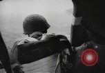 Immagine di Noi di fanteria paracadute fare pratica caduta nella seconda guerra mondiale Inghilterra, 1944, secondo 41 filmato di repertorio 65675077002