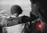 Immagine di Noi di fanteria paracadute fare pratica caduta nella seconda guerra mondiale Inghilterra, 1944, secondo 42 filmato di repertorio 65675077002