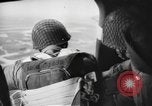 Immagine di Noi di fanteria paracadute fare pratica caduta nella seconda guerra mondiale Inghilterra, 1944, secondo 43 filmato di repertorio 65675077002