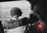 Immagine di Noi di fanteria paracadute fare pratica caduta nella seconda guerra mondiale Inghilterra, 1944, secondo 44 filmato di repertorio 65675077002