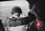 Immagine di Noi di fanteria paracadute fare pratica caduta nella seconda guerra mondiale Inghilterra, 1944, secondo 45 filmato di repertorio 65675077002
