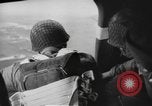 Immagine di Noi di fanteria paracadute fare pratica caduta nella seconda guerra mondiale Inghilterra, 1944, secondo 47 filmato di repertorio 65675077002