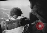 Immagine di Noi di fanteria paracadute fare pratica caduta nella seconda guerra mondiale Inghilterra, 1944, secondo 48 filmato di repertorio 65675077002