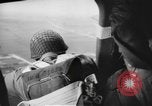 Immagine di Noi di fanteria paracadute fare pratica caduta nella seconda guerra mondiale Inghilterra, 1944, secondo 50 filmato di repertorio 65675077002
