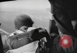 Immagine di Noi di fanteria paracadute fare pratica caduta nella seconda guerra mondiale Inghilterra, 1944, secondo 51 filmato di repertorio 65675077002