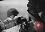 Immagine di Noi di fanteria paracadute fare pratica caduta nella seconda guerra mondiale Inghilterra, 1944, secondo 52 filmato di repertorio 65675077002