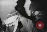 Immagine di Noi di fanteria paracadute fare pratica caduta nella seconda guerra mondiale Inghilterra, 1944, secondo 53 filmato di repertorio 65675077002
