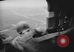 Immagine di Noi di fanteria paracadute fare pratica caduta nella seconda guerra mondiale Inghilterra, 1944, secondo 54 filmato di repertorio 65675077002