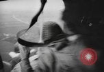Immagine di Noi di fanteria paracadute fare pratica caduta nella seconda guerra mondiale Inghilterra, 1944, secondo 55 filmato di repertorio 65675077002