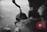 Immagine di Noi di fanteria paracadute fare pratica caduta nella seconda guerra mondiale Inghilterra, 1944, secondo 56 filmato di repertorio 65675077002