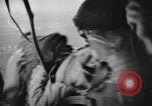 Immagine di Noi di fanteria paracadute fare pratica caduta nella seconda guerra mondiale Inghilterra, 1944, secondo 57 filmato di repertorio 65675077002