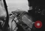 Immagine di Noi di fanteria paracadute fare pratica caduta nella seconda guerra mondiale Inghilterra, 1944, secondo 58 filmato di repertorio 65675077002